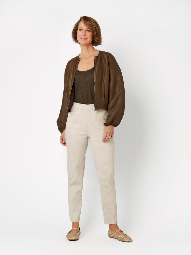Womens trousers Alice Slim 7/8 in sand, 7/8 trousers made of structured jacquard, outfit view worn by model