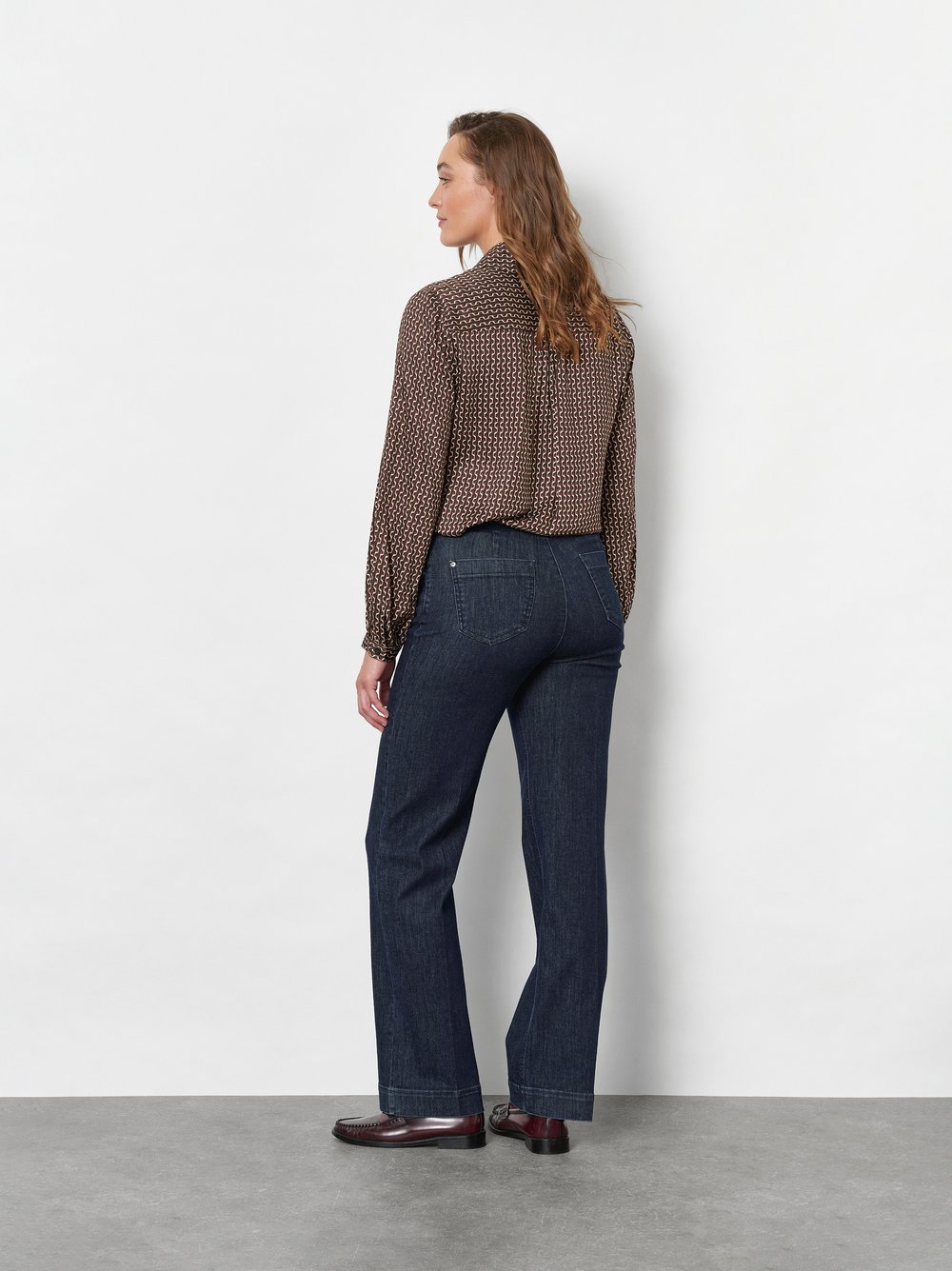 Damenbluse Coco in Dunkelbraun, Bluse mit grafischem Print, Rueckansicht am Model getragen