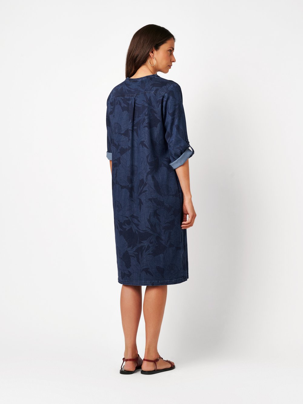 Womens dress Mali in dark blue, jeanskleid with a subtle print, back view worn by model