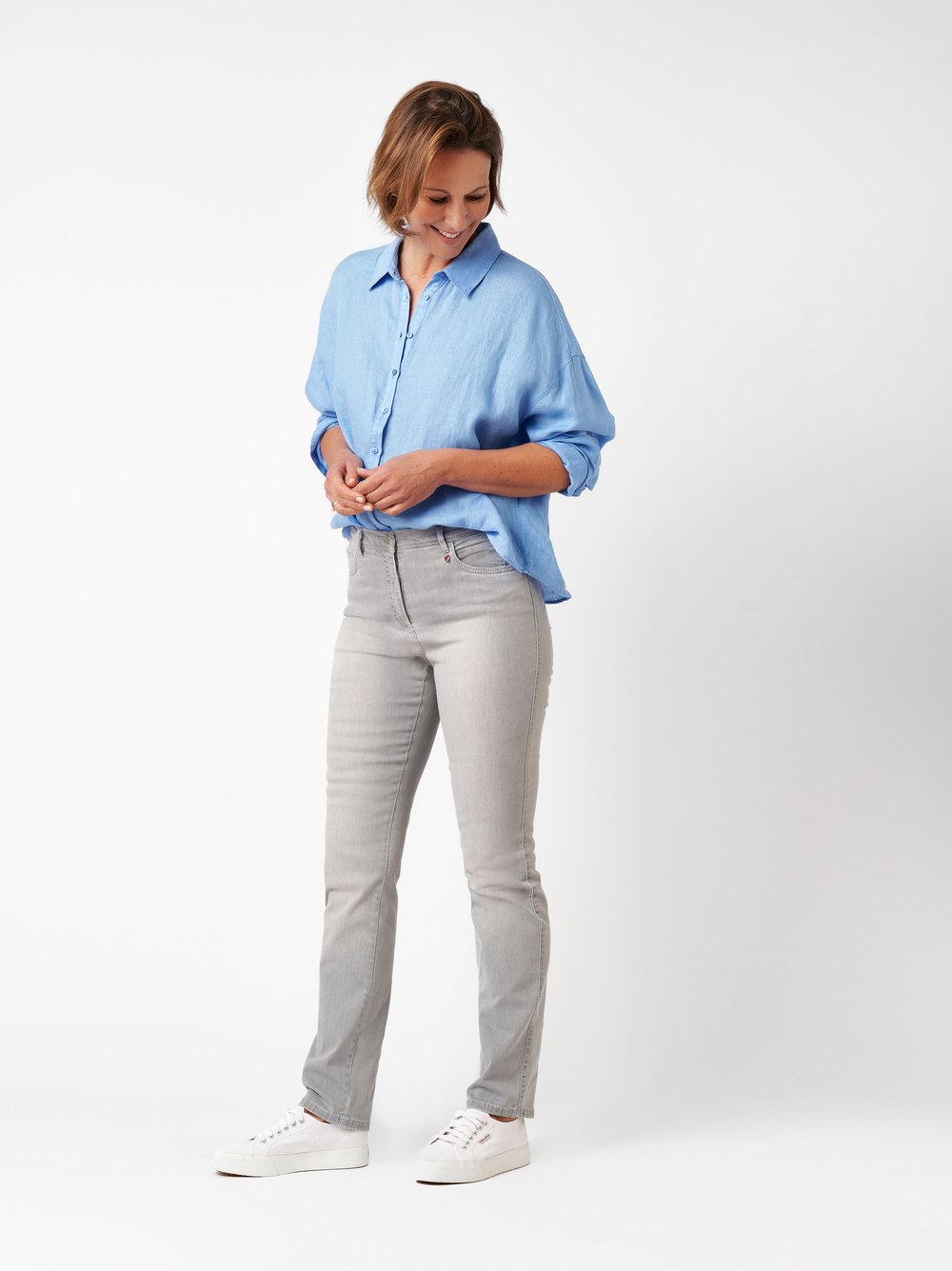 Damenjeans Meine beste Freundin Slim in grey, Leichte Slim-Fit Jeans, Outfitansicht am Model