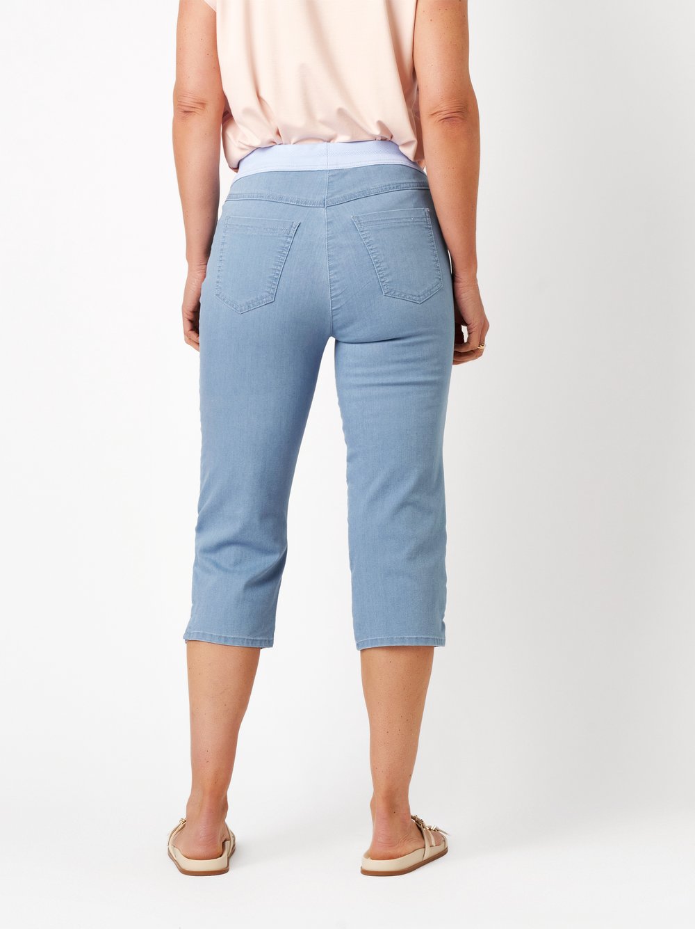 Damenhose My Darling Capri in light blue, Sommerliche Capri-Hose mit Jerseybund, Rueckansicht am Model getragen