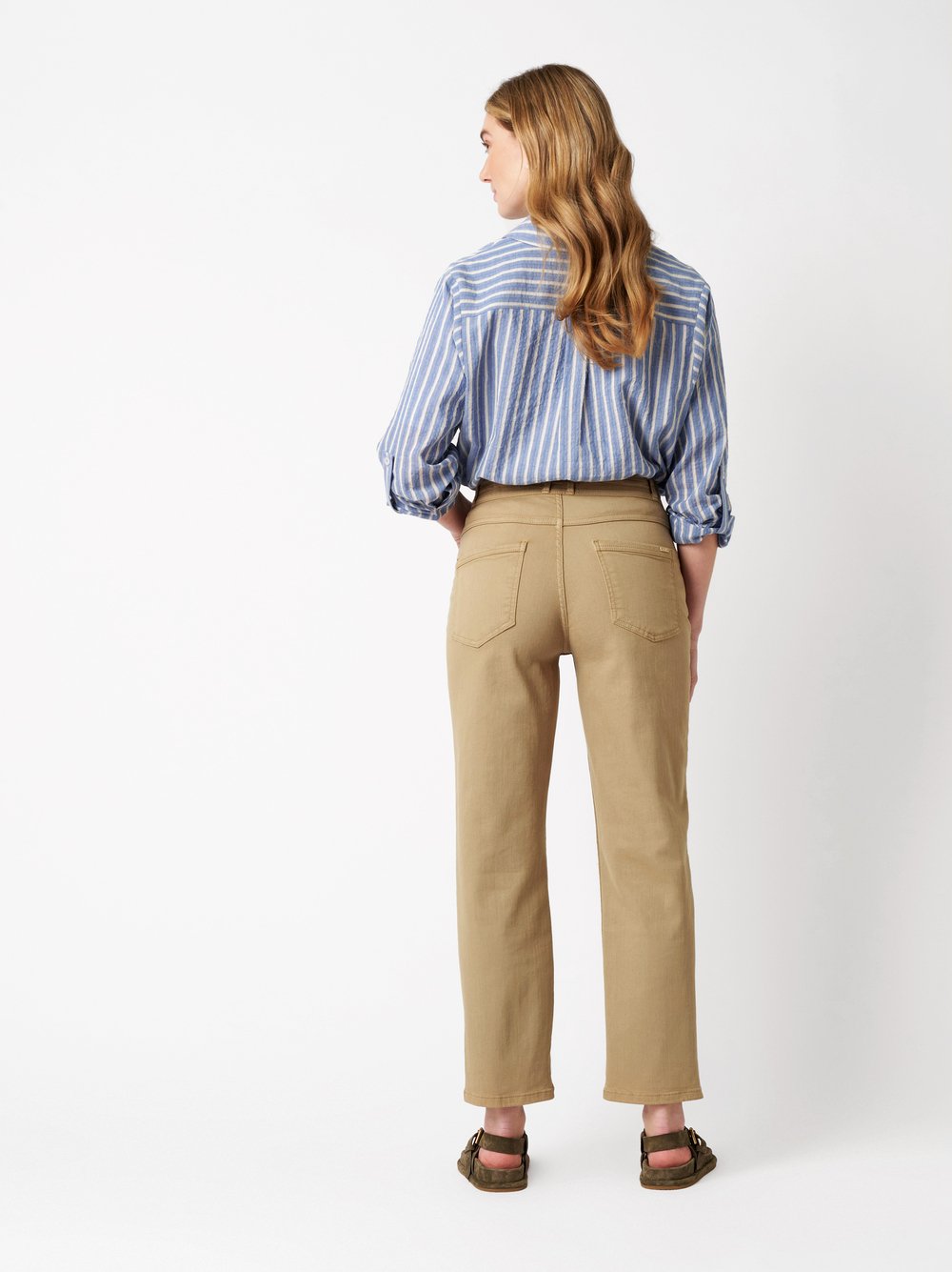 Damenjeans Liv 7/8 in light brown, 7/8-Jeans mit Bunddetail, Rueckansicht am Model getragen