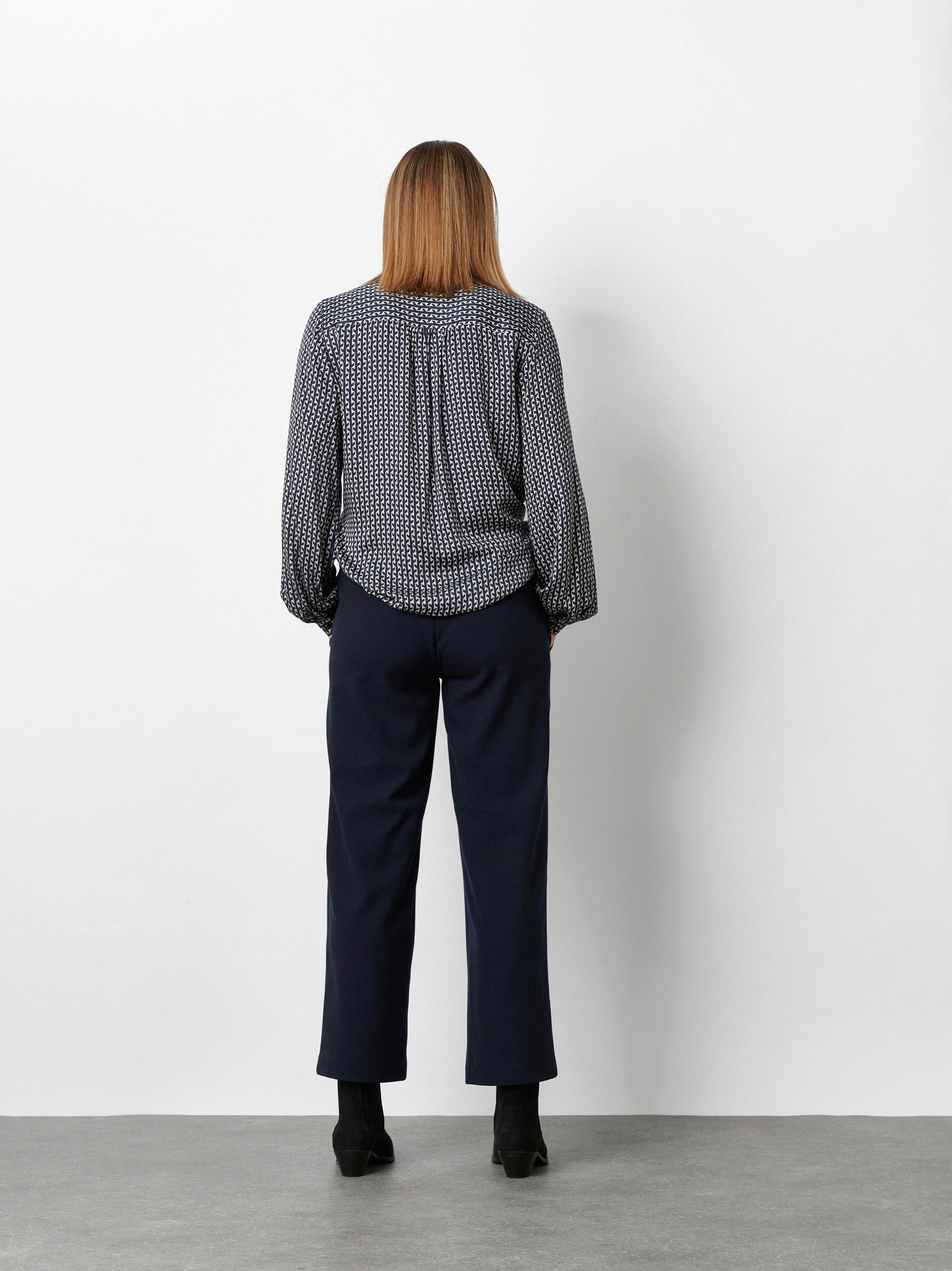 Damenhose Sue in Marine, Weite 7/8-Hose aus Gabardine, Rueckansicht am Model getragen