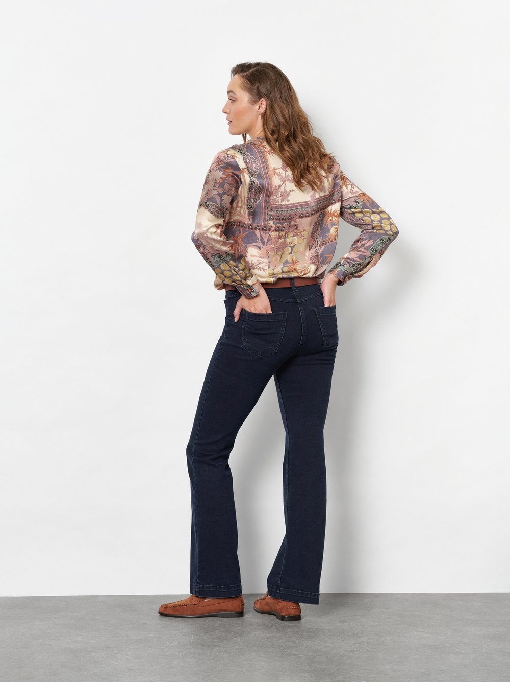 Damenbluse Bella in Multicolour, Bluse mit Patchwork-Print, Rueckansicht am Model getragen