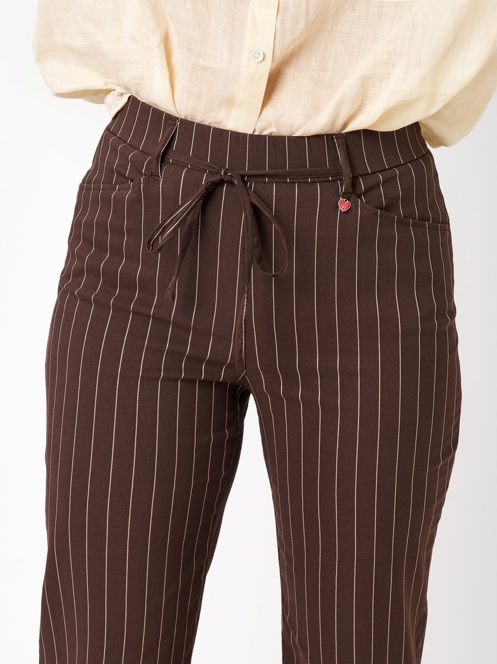 Damenhose Scarlet 3/4 in dark brown, Entspannte 3/4-Hose mit Streifen, Detailansicht