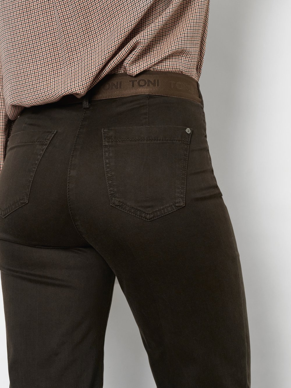 Damenhose Jenny Wide in Dunkelbraun, wide-Leg Hose aus Baumwollsatin, Detailansicht