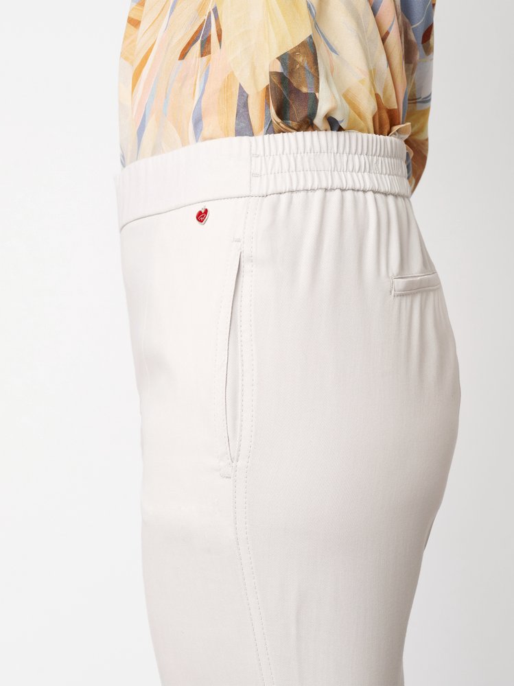 Womens trousers Scarlet Wide in light grey, figure-skimming pleated trousers, detail view