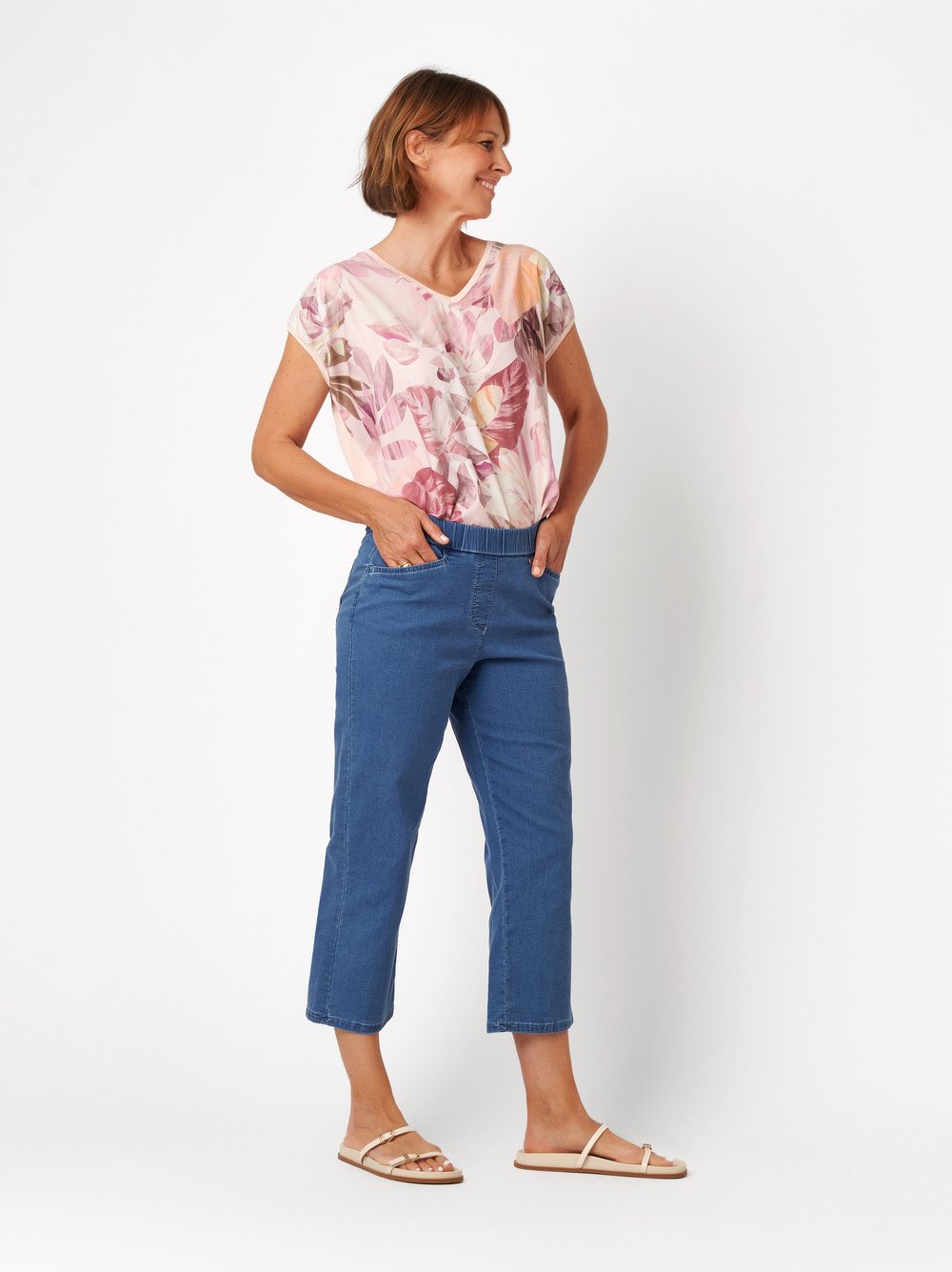 Womens trousers Scarlet 3/4 in blue, relaxed 3/4-length trousers with a pull-on waistba, outfit view worn by model