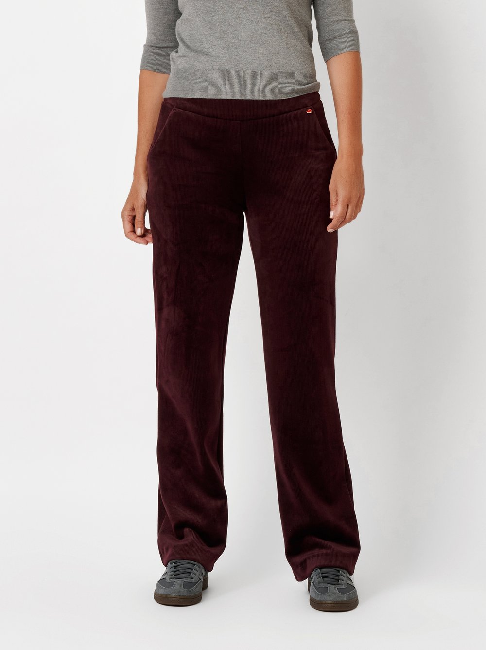 Damenhose Scarlet Wide in Bordeaux, entspannte, samtweiche Cordhose, Frontansicht am Model getragen