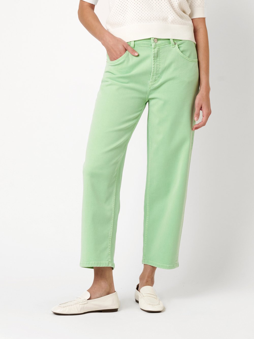 Damenjeans Liv Barrel in light green, Barrel-Fit Jeans, Frontansicht am Model getragen