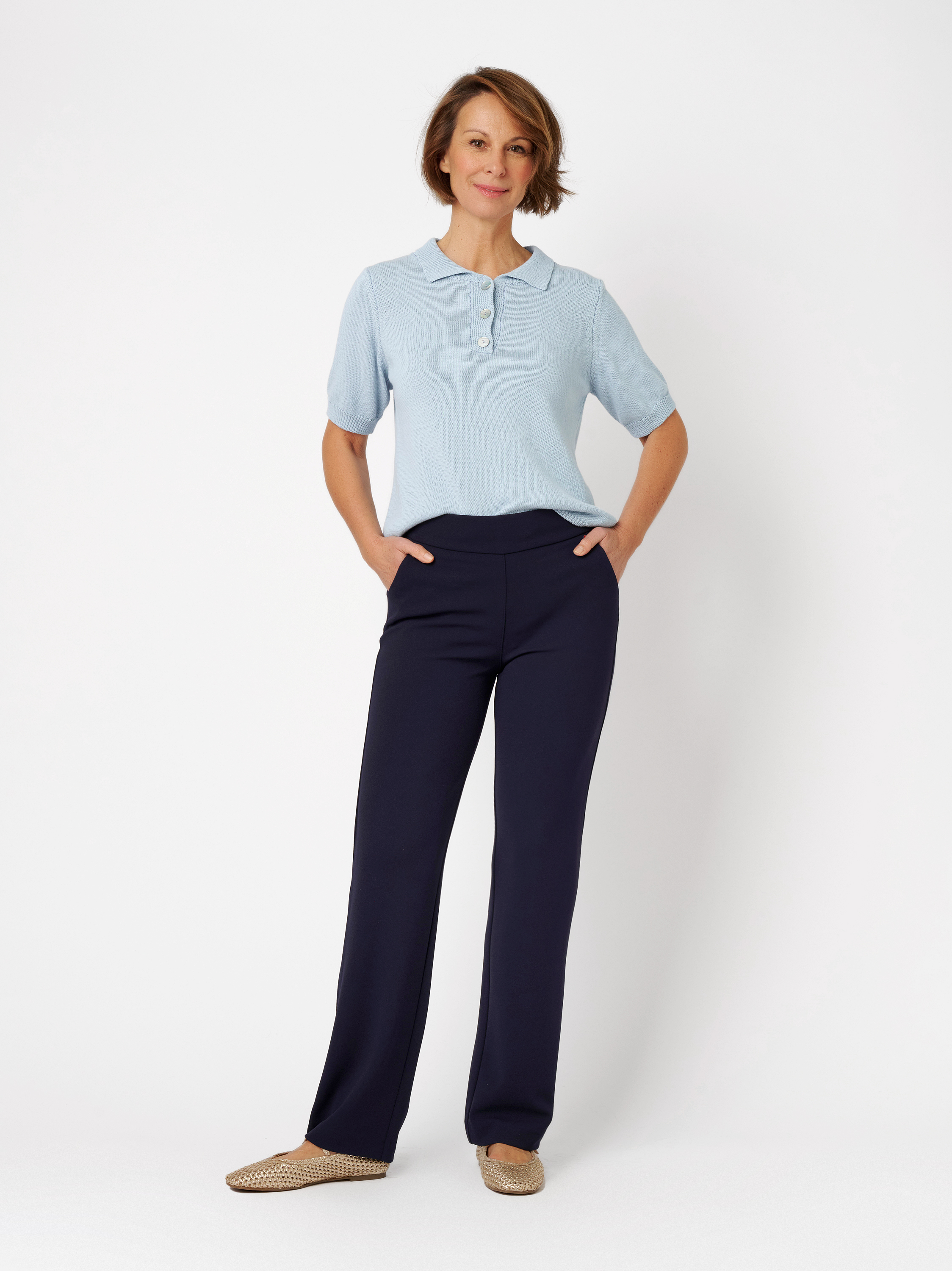 Damenhose Scarlet Wide in navy, weit geschnittene Hose aus Crepe, Frontansicht am Model getragen