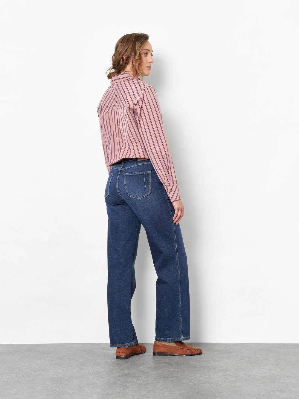Damenjeans Liv Wide in Dark Blue, wide-Leg Jeans mit Waschung, Rueckansicht am Model getragen