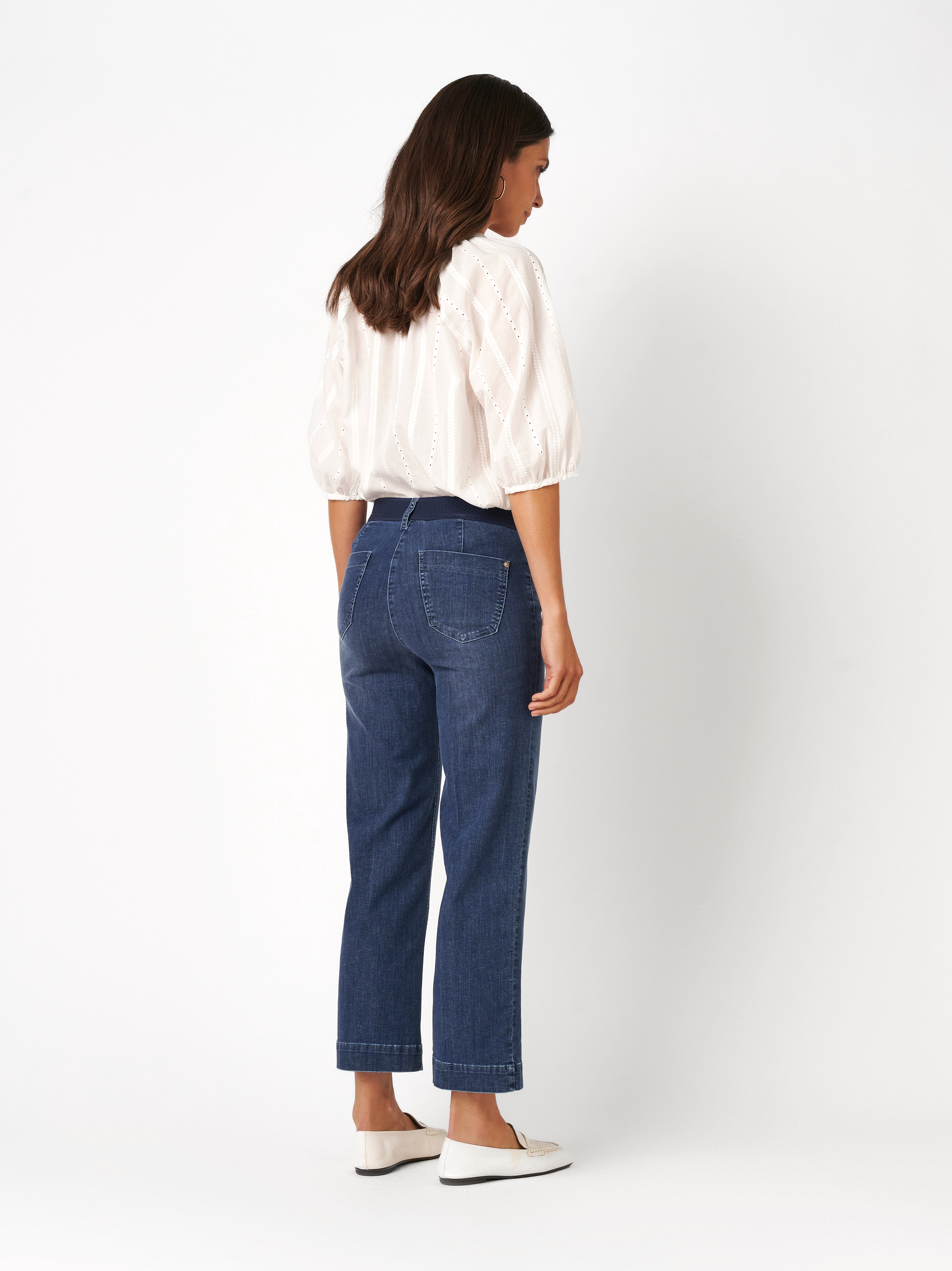 Damenjeans Jenny 7/8 in mid blue, wide-Leg Jeans mit sportivem Gummibund, Rueckansicht am Model getragen