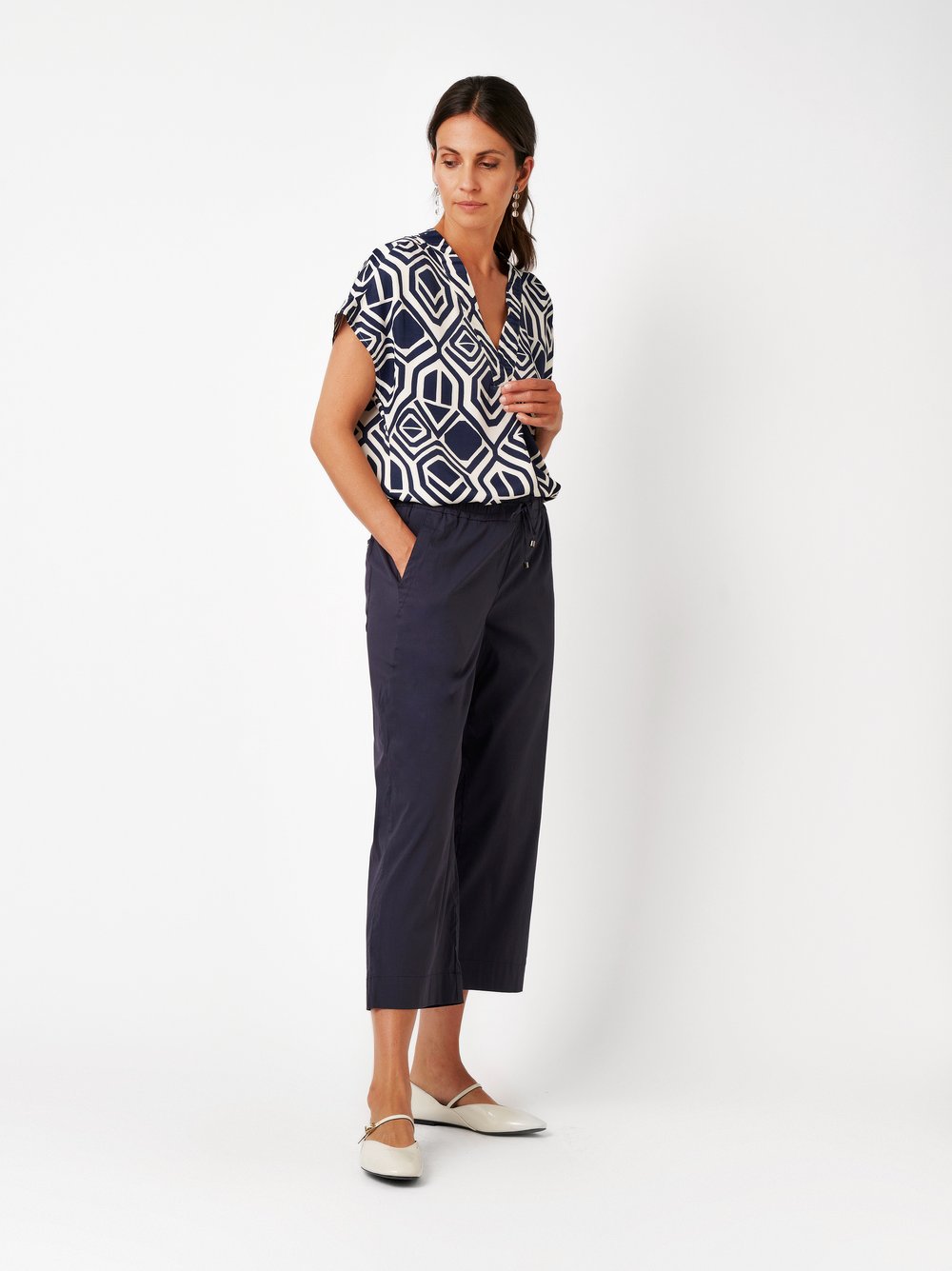 Damenhose Pia 3/4 in dark blue, Legere 3/4-Hose aus leichter Baumwolle, Frontansicht am Model getragen
