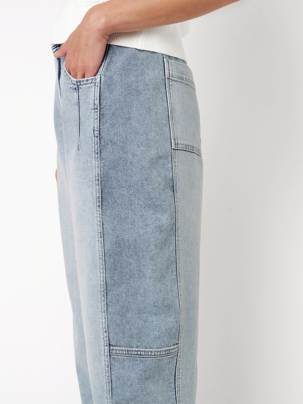 Damenjeans Liv Barrel in light blue bleached, Barrel-Fit Jeans mit designstarken Seitennaehten, Detailansicht