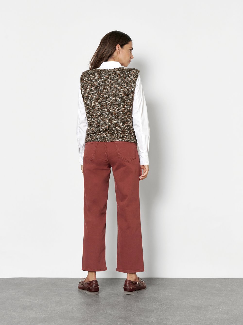 Damenjeans Liv Wide 7/8 in Rot, 7/8 Wide-Leg Jeans mit grafischen Fronttaschen, Rueckansicht am Model getragen