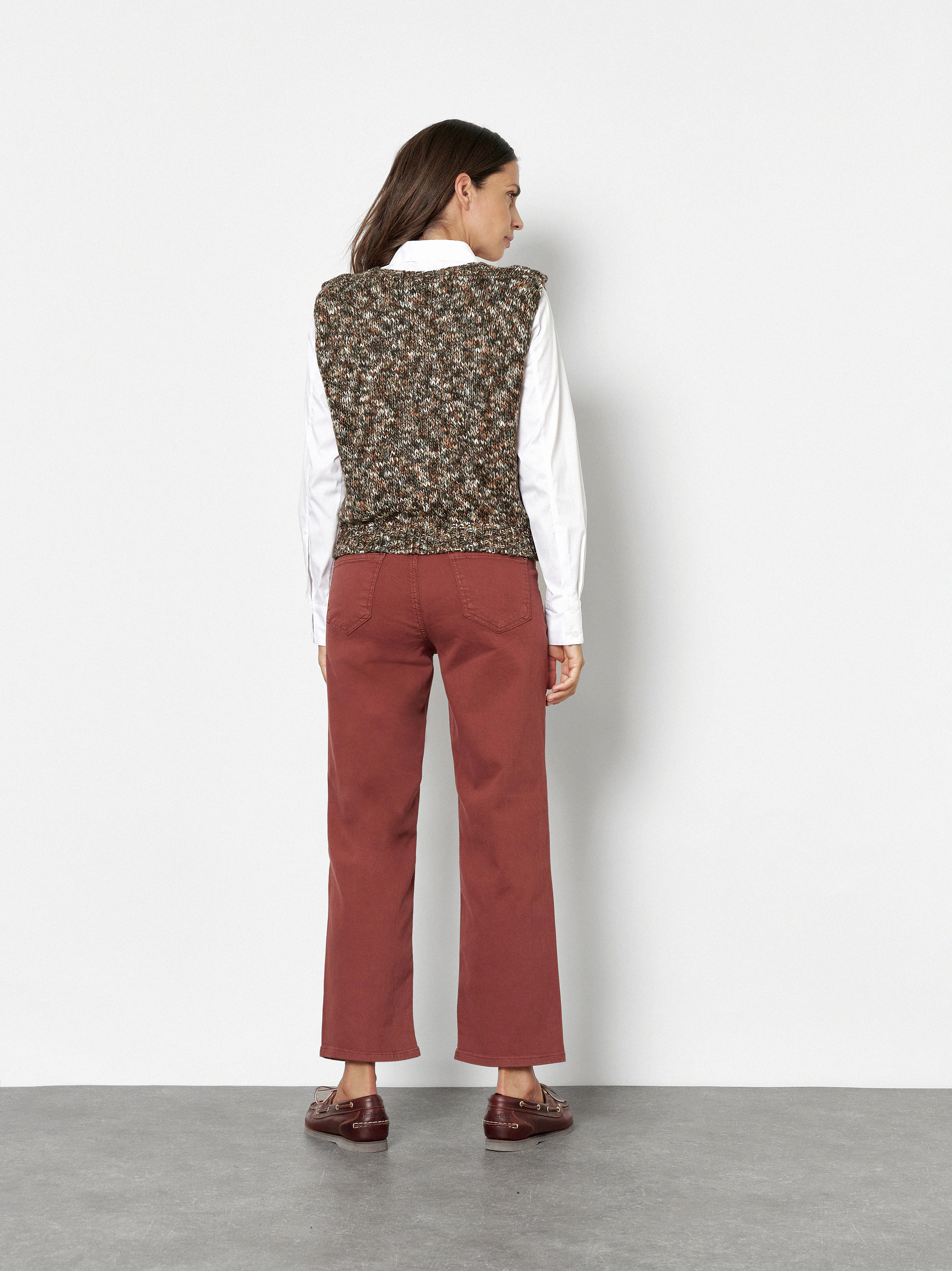 Damenjeans Liv Wide 7/8 in Rot, 7/8 Wide-Leg Jeans mit grafischen Fronttaschen, Rueckansicht am Model getragen