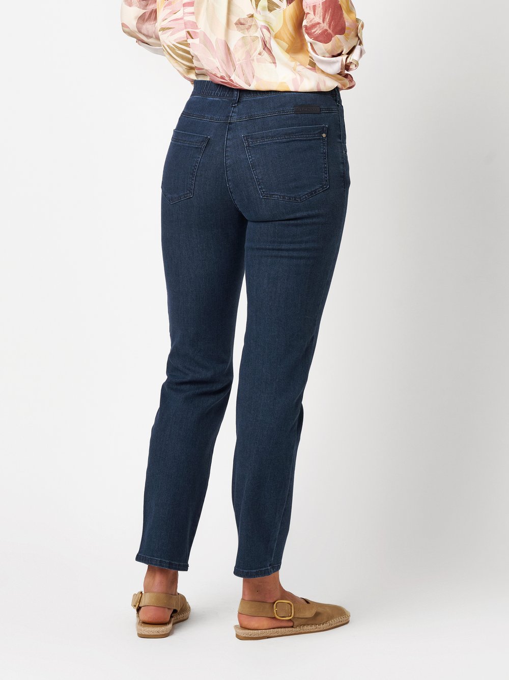 Damenjeans Meine beste Freundin 7/8 in dark blue, 7/8-Jeans mit designstarker Taschenloesung, Rueckansicht am Model getragen