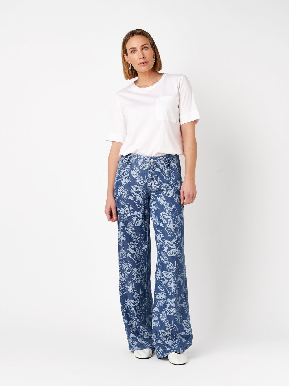 Damenjeans Liv Wide in blue, Fliessende Wide Leg mit tropischem Print, Frontansicht am Model getragen