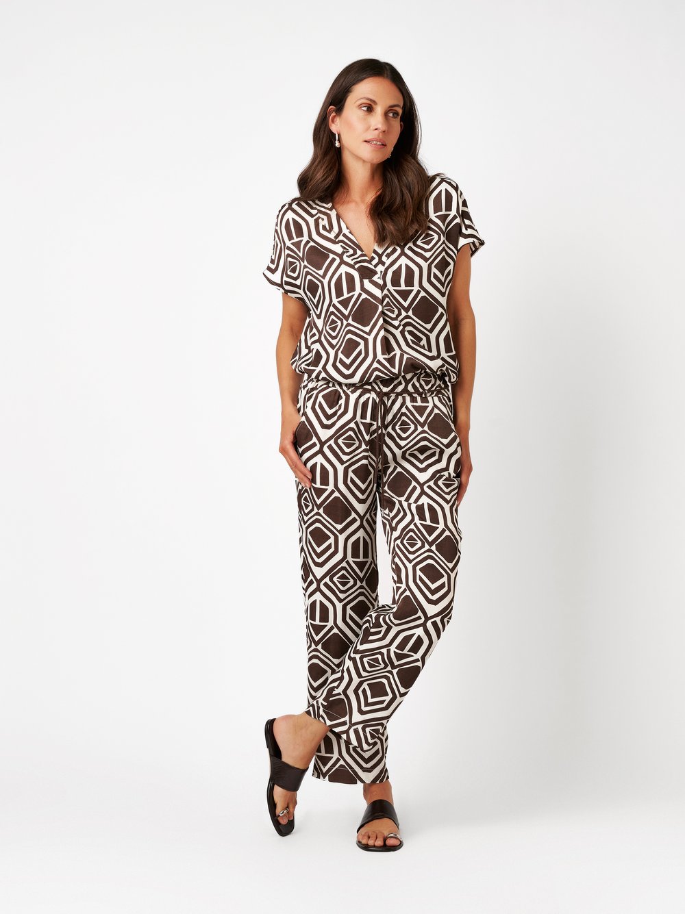 Womens blouse Amba in dark brown / offwhite, bluse top with graphic print, outfit view worn by model