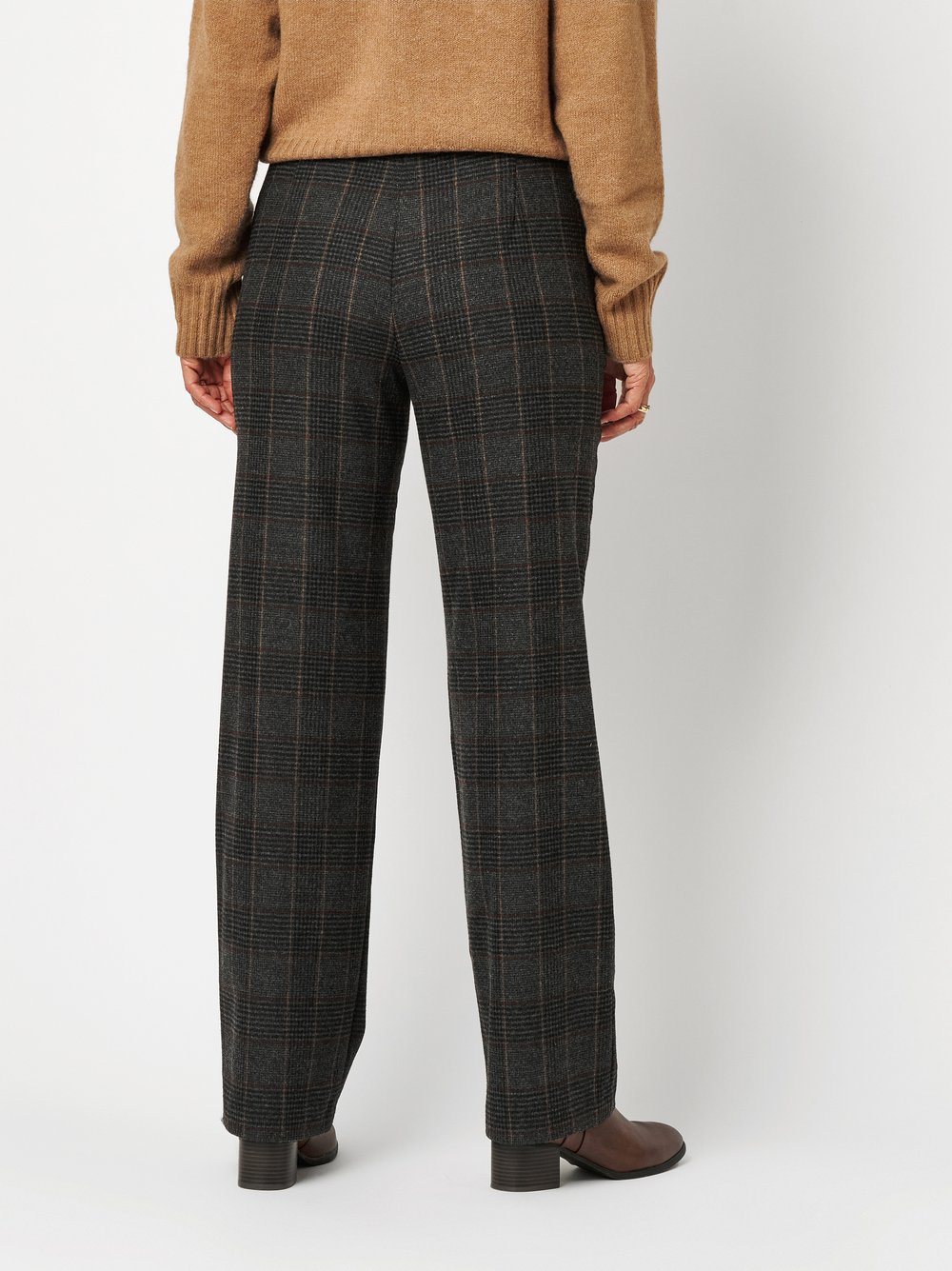 Damenhose Scarlet Wide in Anthrazit, Weite Karohose, Rueckansicht am Model getragen