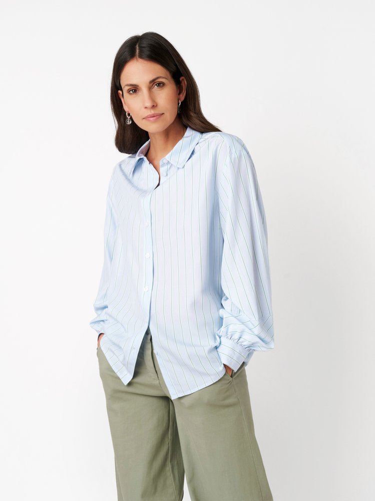 Damenbluse Barbie in light blue / green, leichtes Streifenhemd, Frontansicht am Model getragen