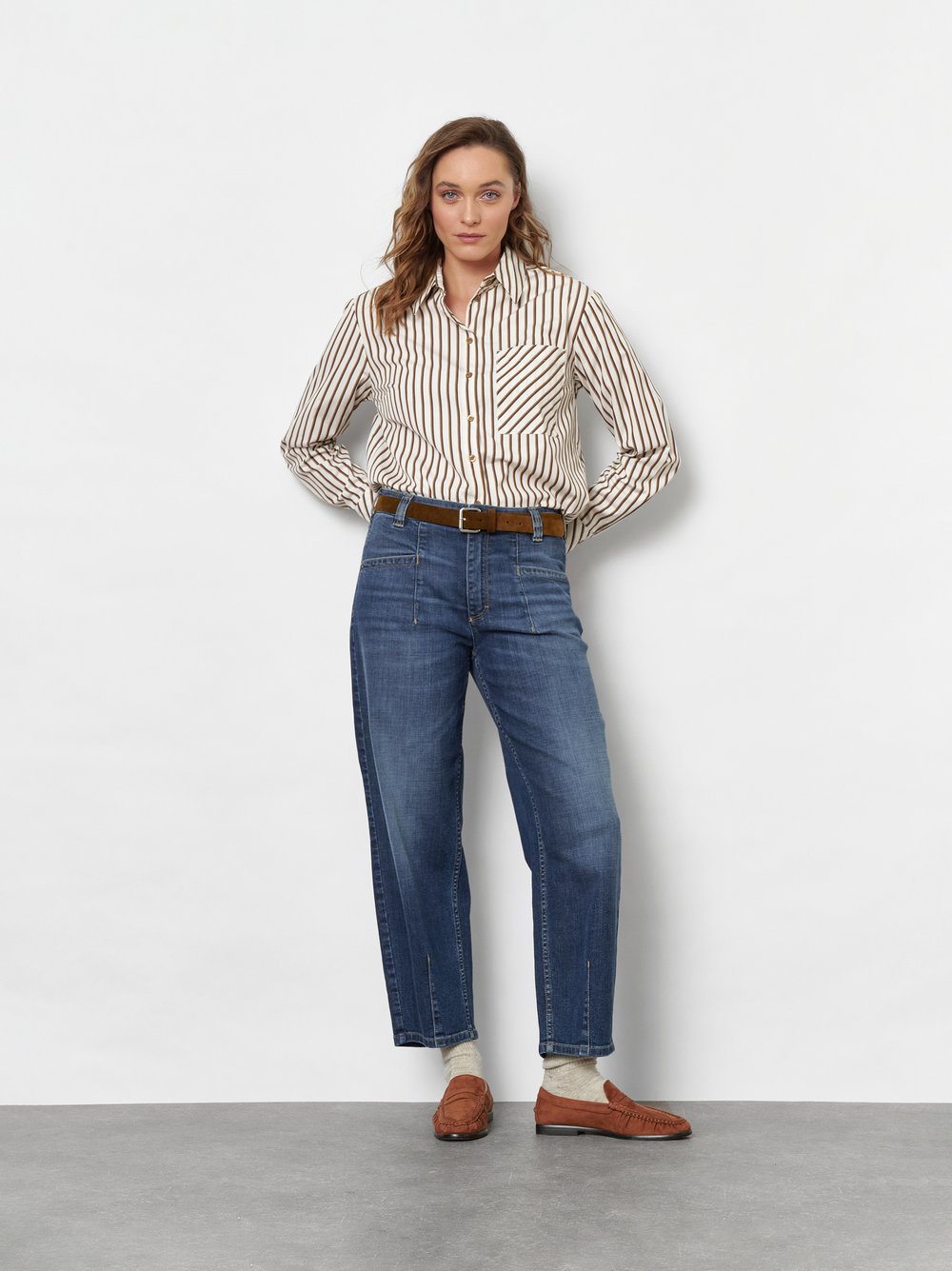 Damenjeans Liv Barrel in Mid Blue Used, barrel-Jeans mit markanten Fronttaschen, Frontansicht am Model getragen
