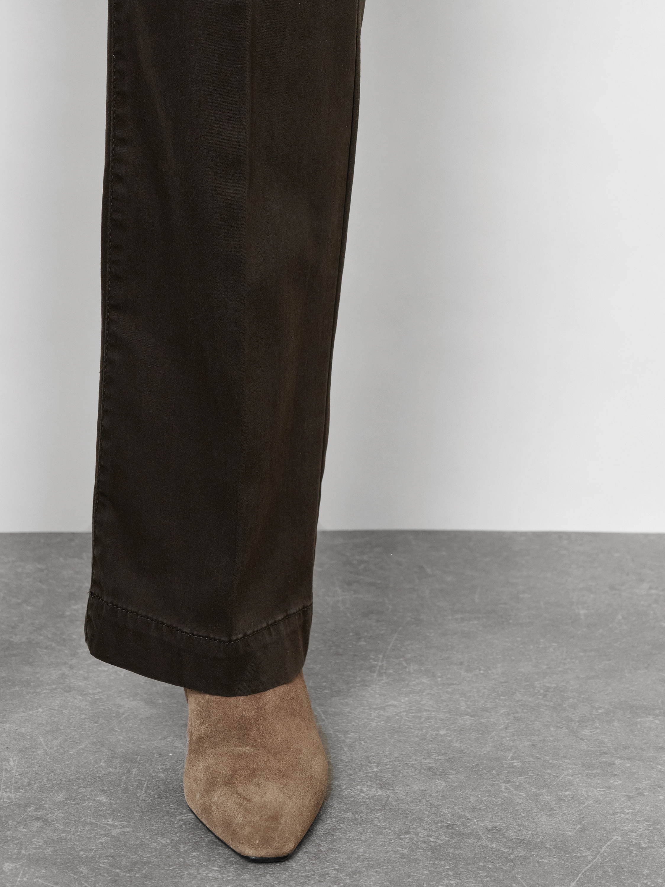 Damenhose Jenny Wide in Dunkelbraun, wide-Leg Hose aus Baumwollsatin, zweite Detailansicht