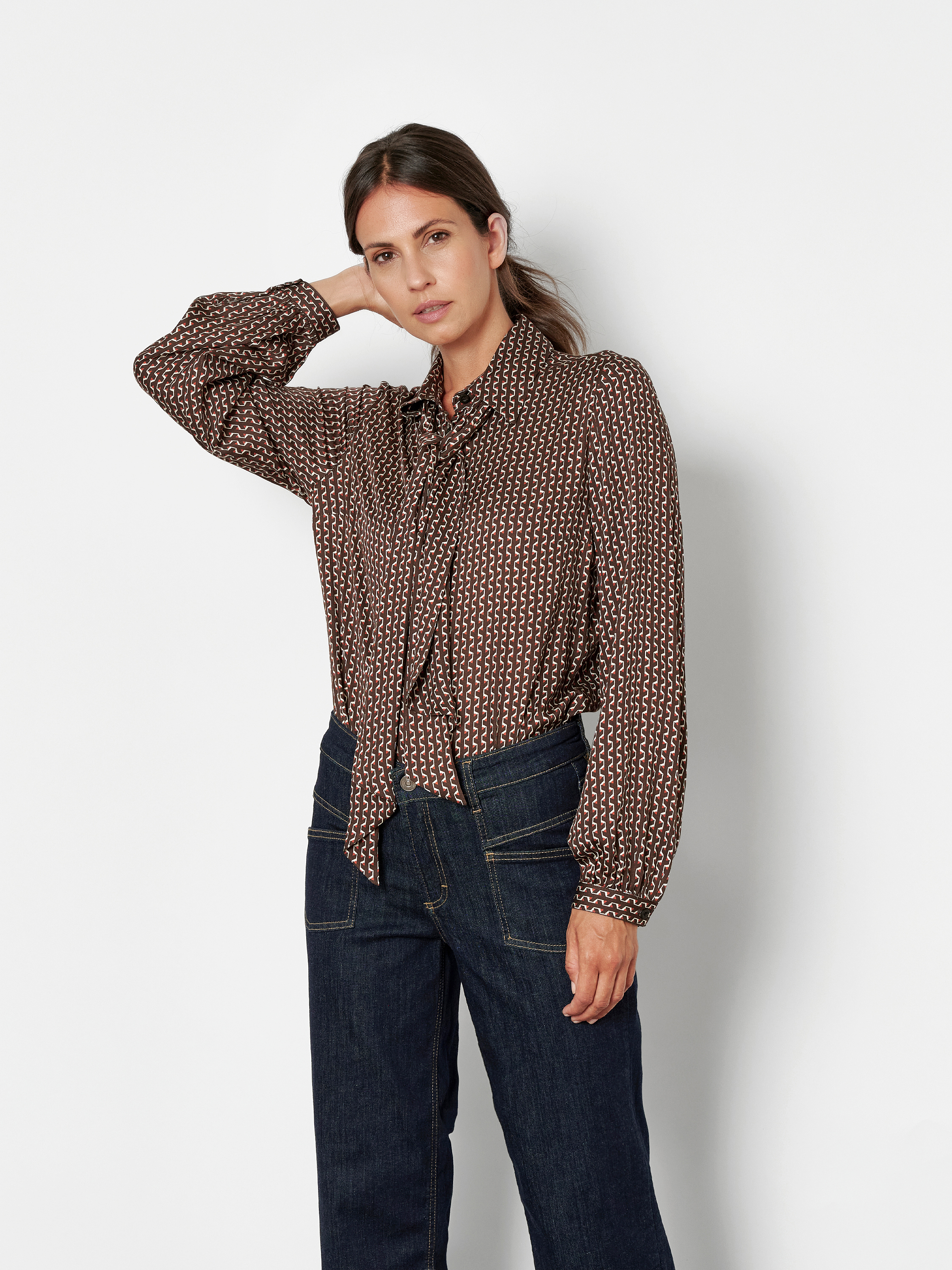 Damenbluse Coco in Dunkelbraun, Schluppenbluse mit grafischem Print, Frontansicht am Model getragen