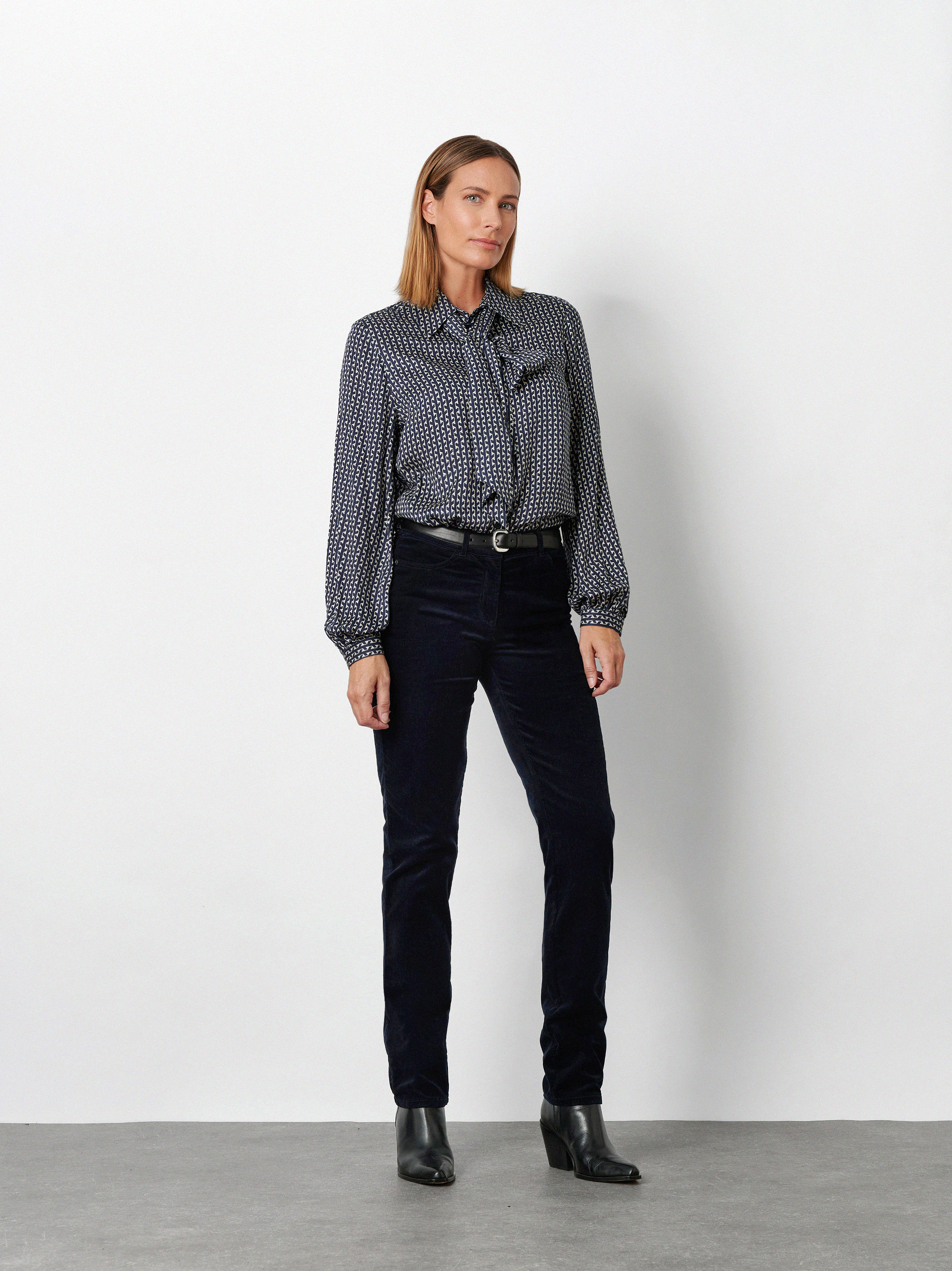 Damenhose Be Loved in Dark Blue, Cordhose mit hohem Bund, Outfitansicht am Model
