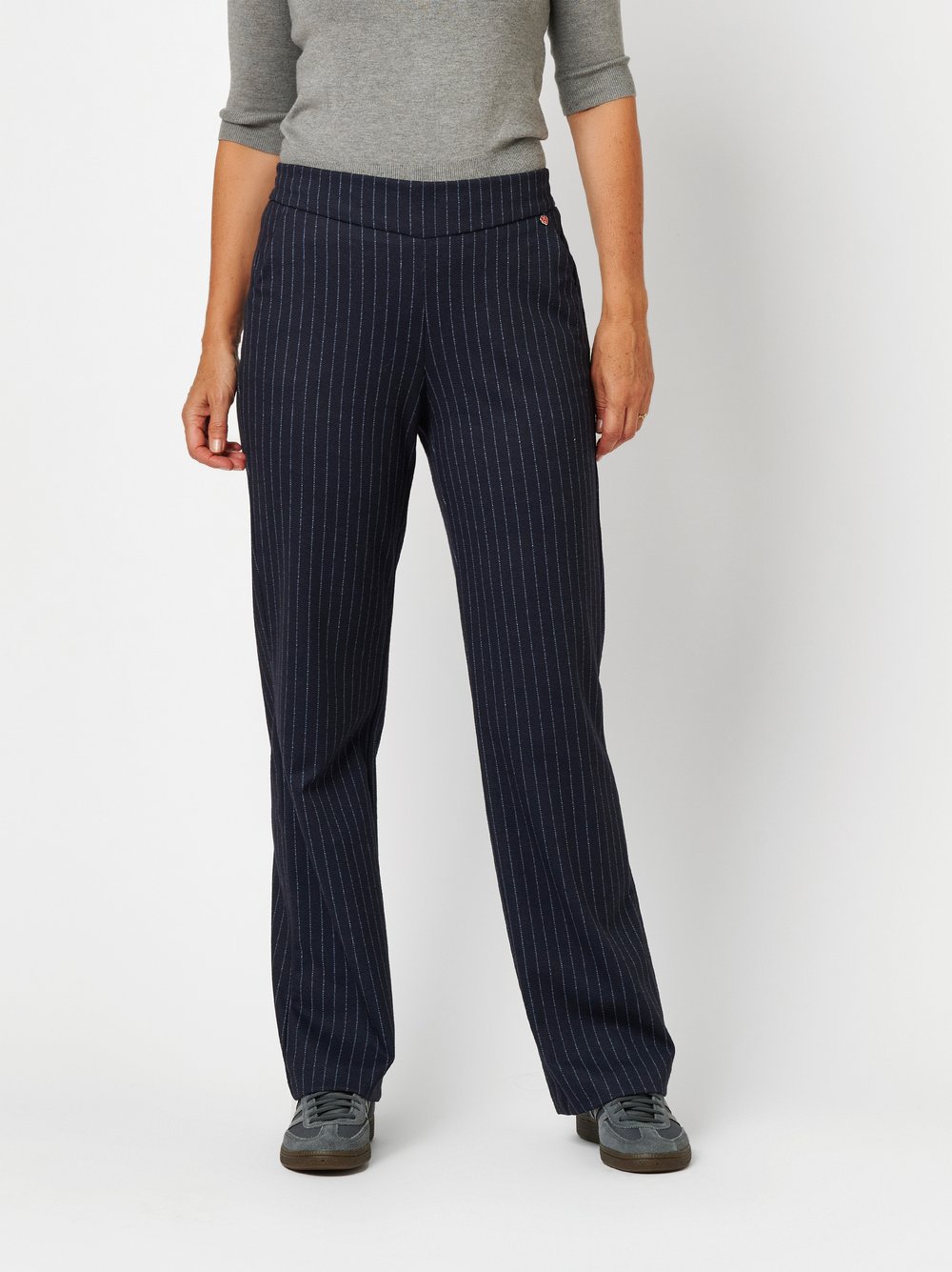 Damenhose Scarlet Wide in Marine, Weite Nadelstreifenhose, Frontansicht am Model getragen
