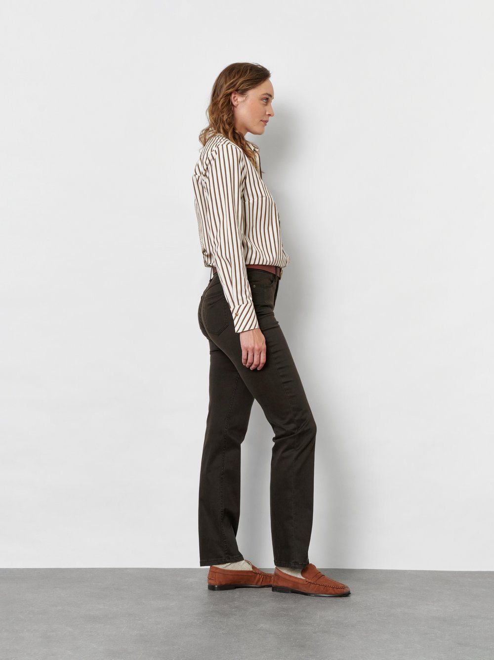 Damenhose Be Loved in Dunkelbraun, high-Waist Hose aus Baumwollsatin, Frontansicht am Model getragen