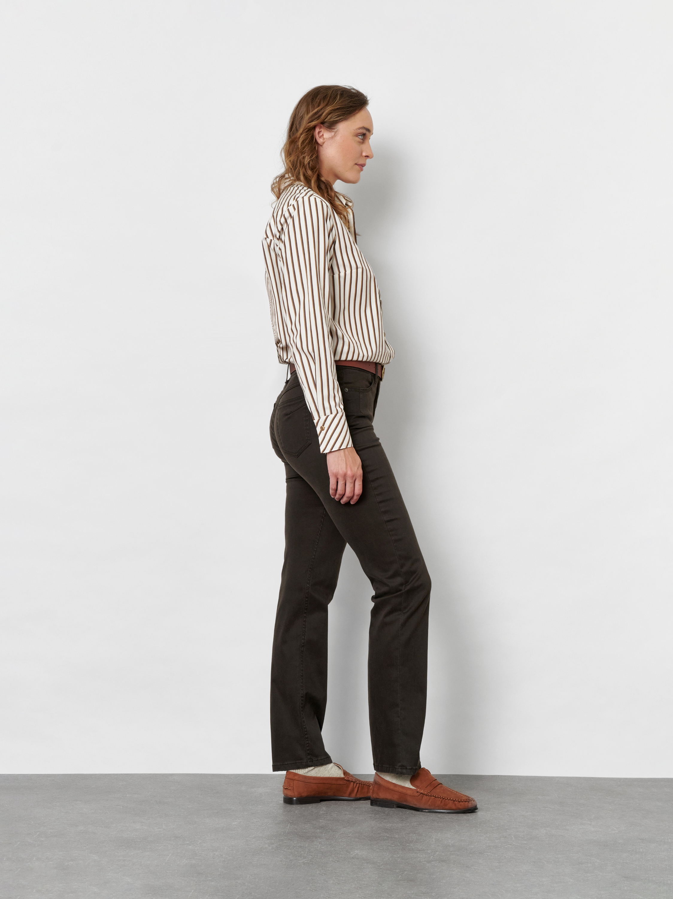 Damenhose Be Loved in Dunkelbraun, high-Waist Hose aus Baumwollsatin, Frontansicht am Model getragen