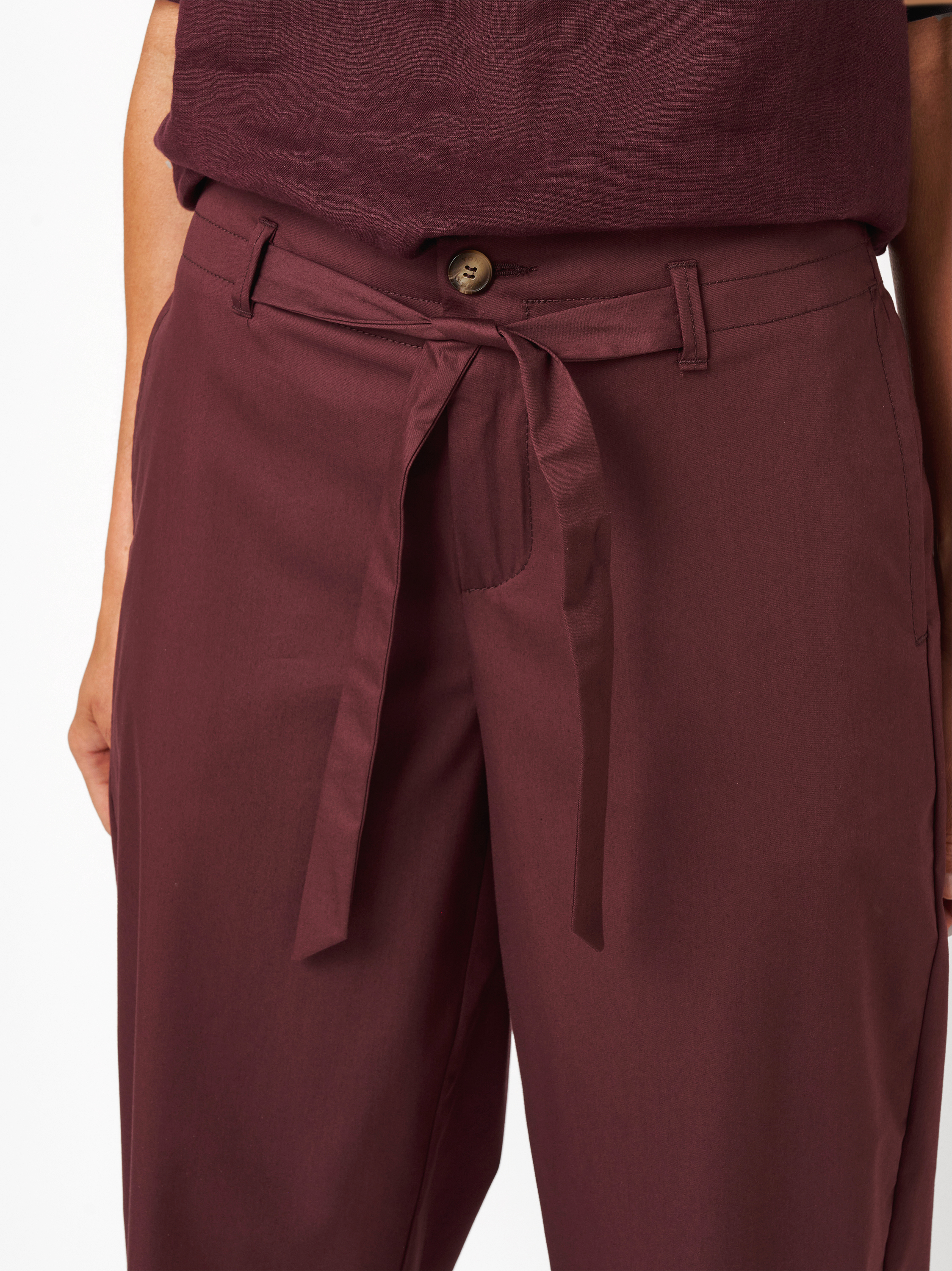 Damenhose Elli Barrel in dark berry, Elegante Barrel-Fit mit Bindeguertel, Detailansicht