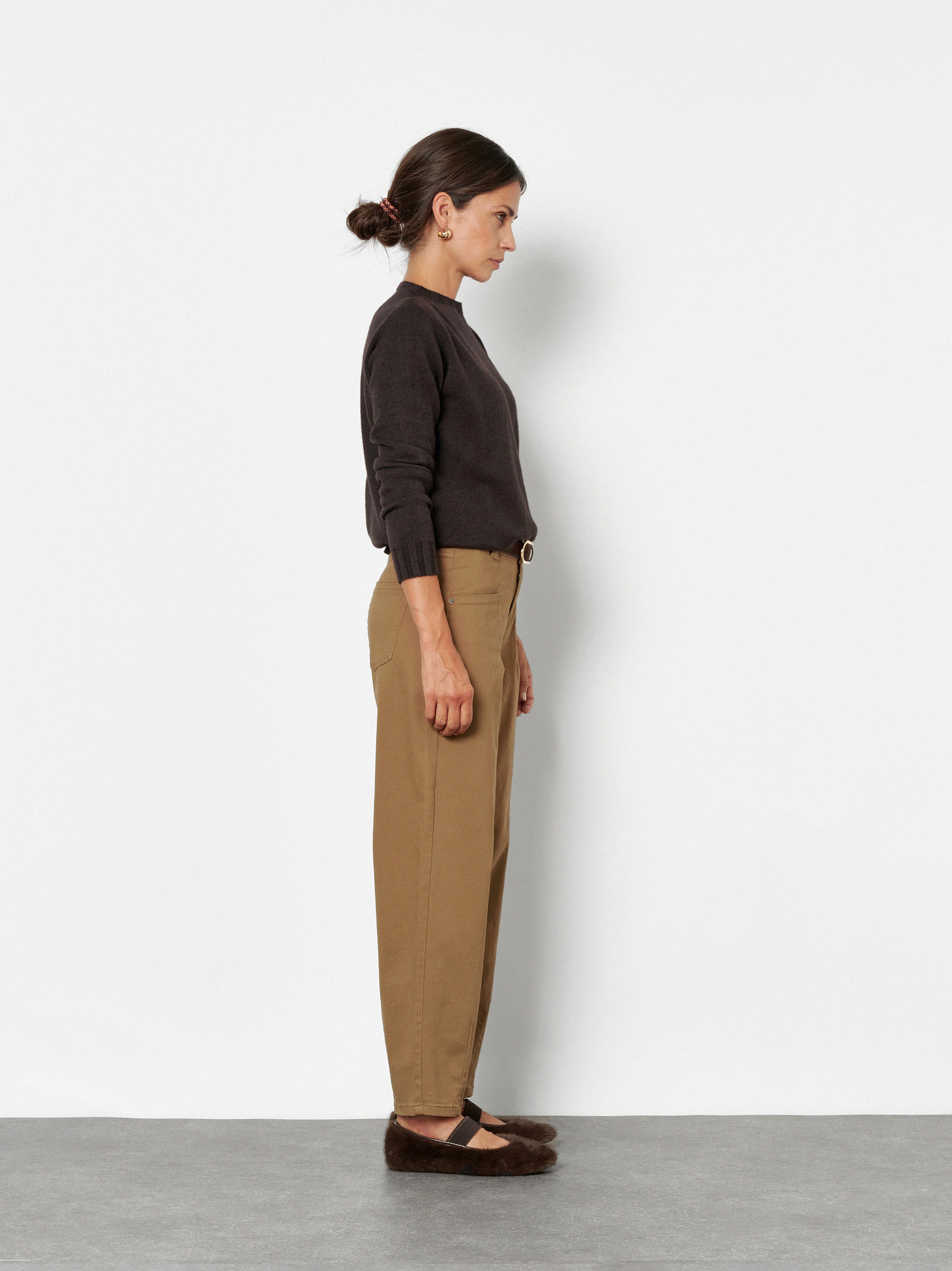 Damenhose Liv Barrel in Braun, barrel-Hose mit markanten Fronttaschen, Outfitansicht am Model