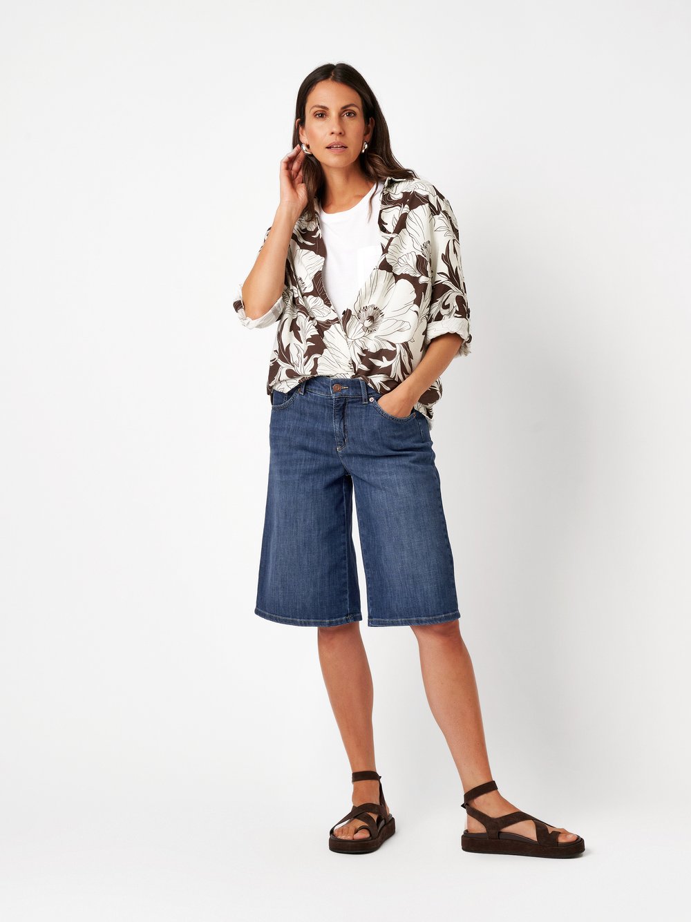 Damenshorts Liv Bermuda in mid blue, jeans-Bermuda mit weitem Bein, Outfitansicht am Model