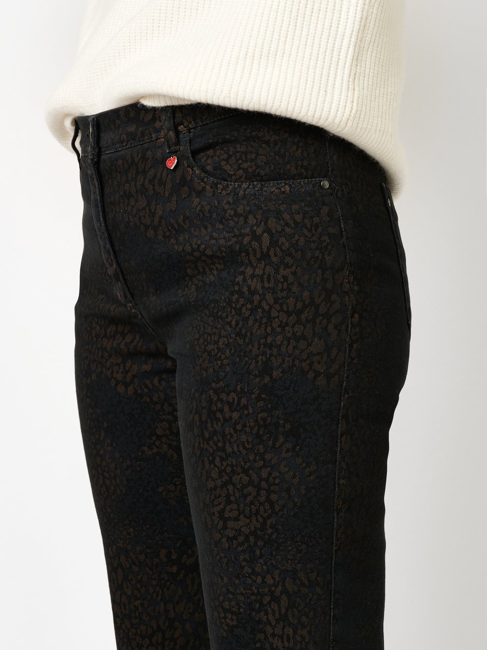 Damenjeans Meine beste Freundin in Dunkelbraun, straight-Fit Hose mit Leoprint, Detailansicht