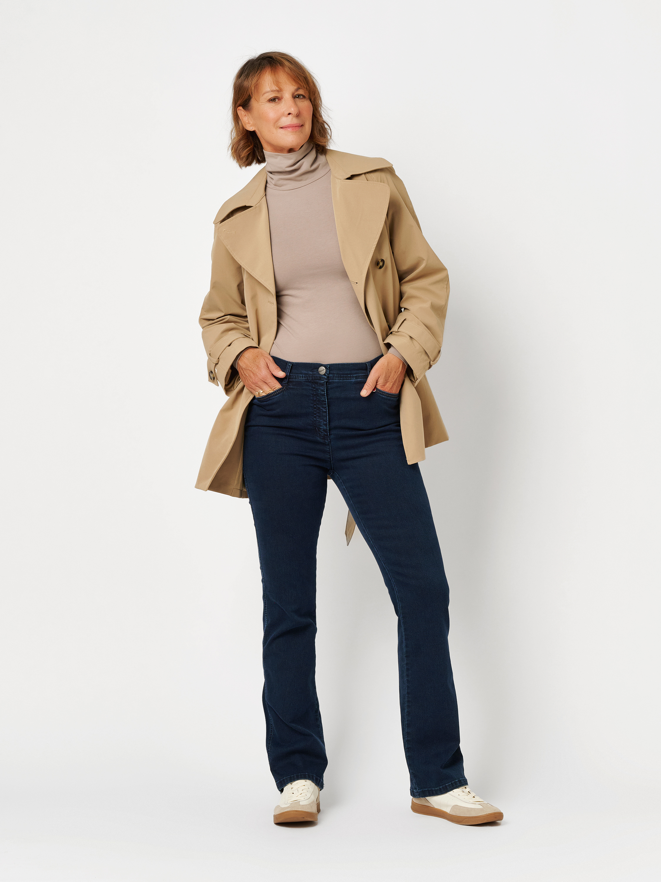 Damenhose Meine beste Freundin in Dark Blue, Modische Bootcut-Hose, Outfitansicht am Model