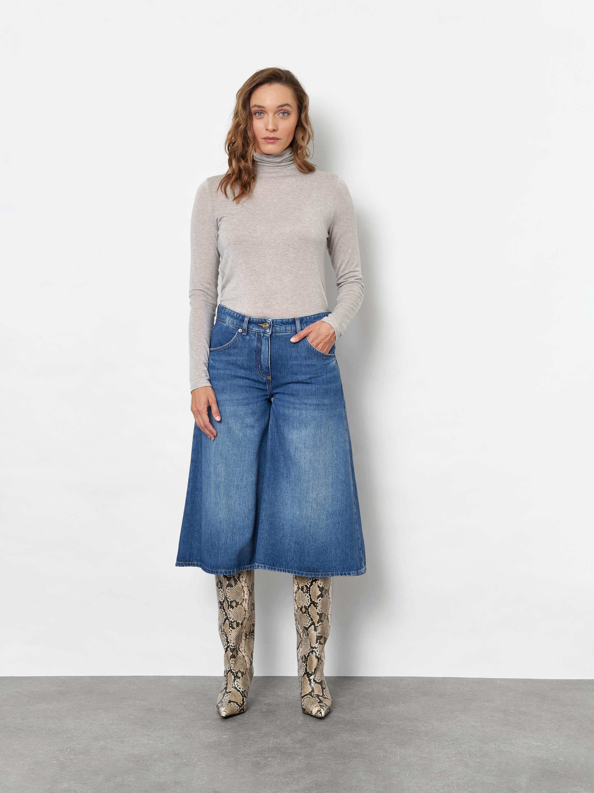 Womens shirt Danielle in Light Grey, lightweight fine knit turtleneck, outfit view worn by model