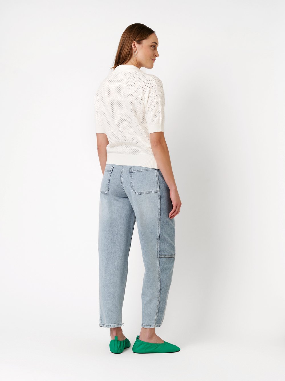 Damenpolo Greta in offwhite, Poloshirt aus Lochstrick, Rueckansicht am Model getragen