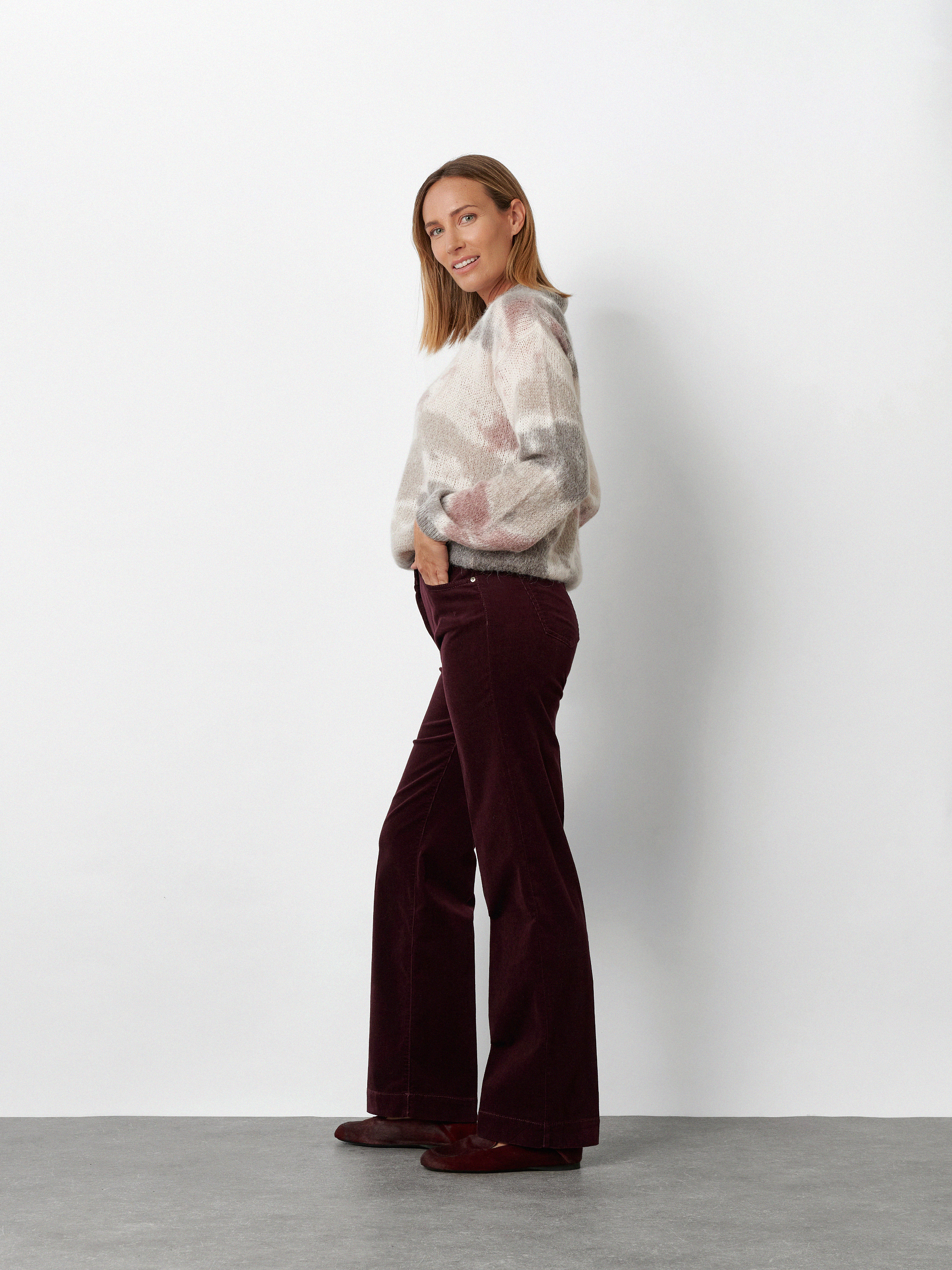 Womens trousers Jenny Wide in Berry, wide-leg corduroy trousers, outfit view worn by model
