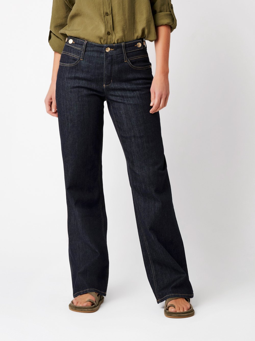 Damenjeans Liv Wide in rinsed blue, Wide Leg Jeans mit Schnallen am Bund, Frontansicht am Model getragen