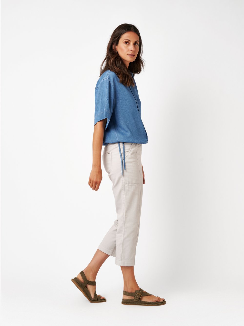 Damenhose Sue 3/4 in light grey, Luftige 3/4-Jogpants mit Teilungsnaehten, Rueckansicht am Model getragen