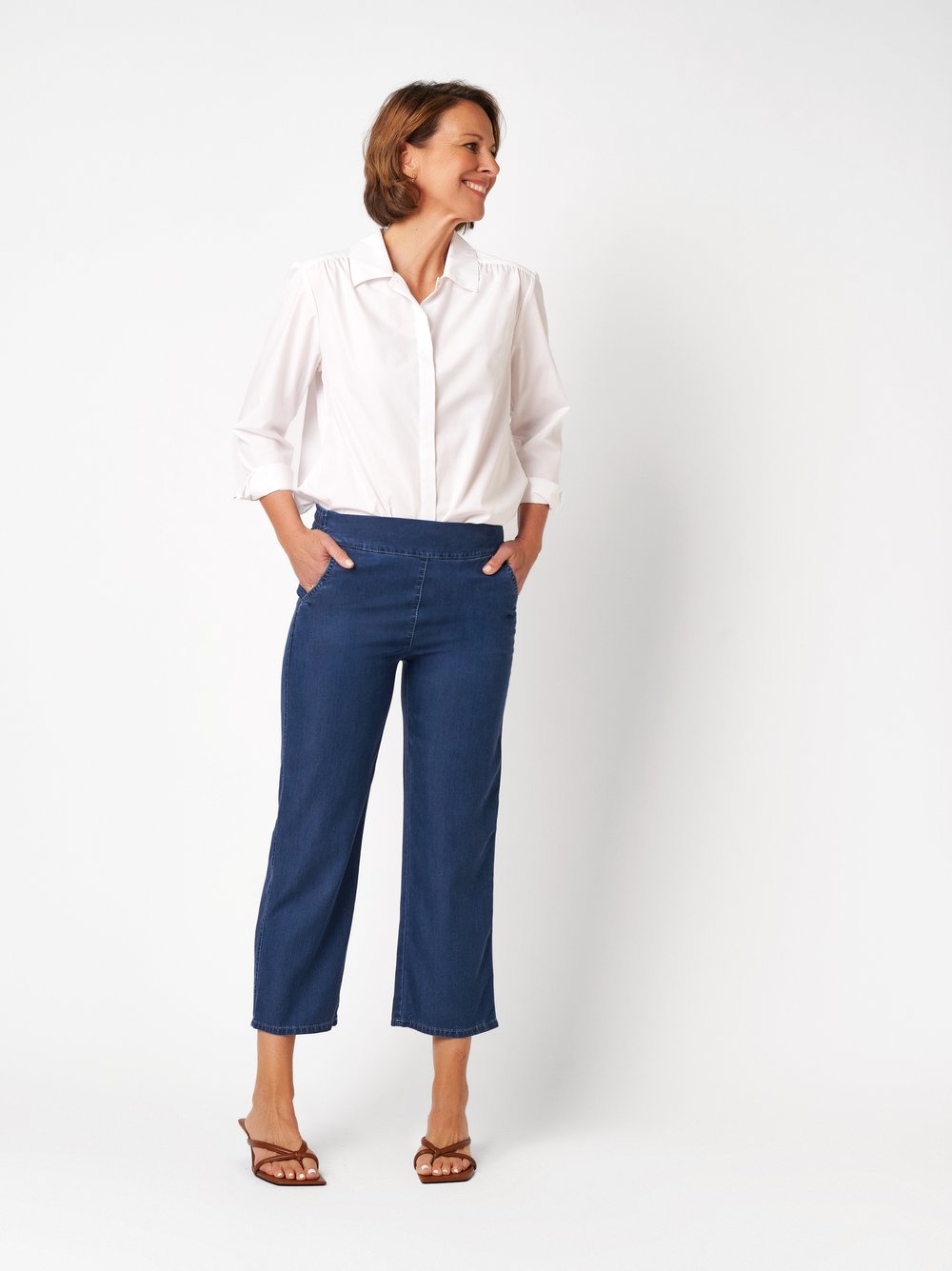 Damenjeans Scarlet 3/4 in mid blue, Weite 3/4-Hose, Outfitansicht am Model