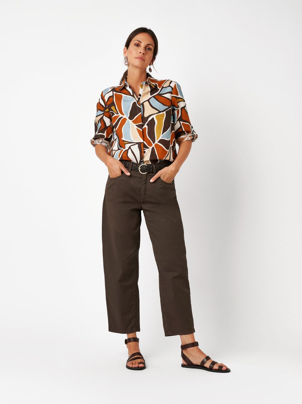 Damenhose Liv Barrel in dark brown, barrel-Fit Hose aus Sommertwill, Frontansicht am Model getragen
