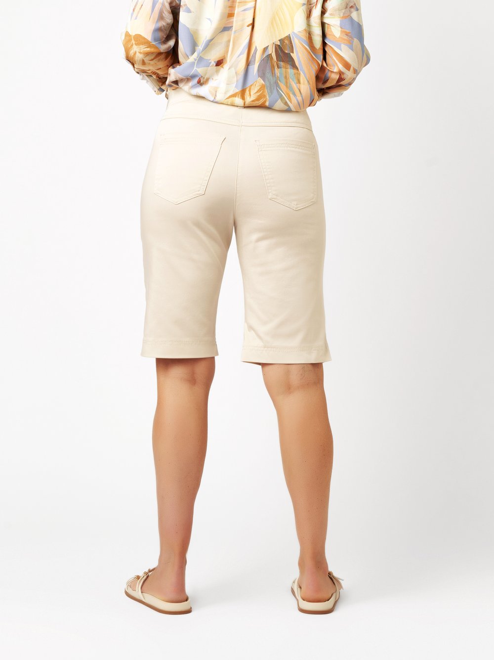 Damenshorts Meine beste Freundin Bermuda in light beige, Sommerliche Bermuda, Rueckansicht am Model getragen