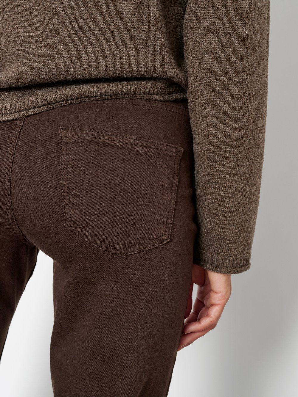 Damenjeans Liv in Dunkelbraun, straight-Fit Jeans aus Colour Denim, zweite Detailansicht