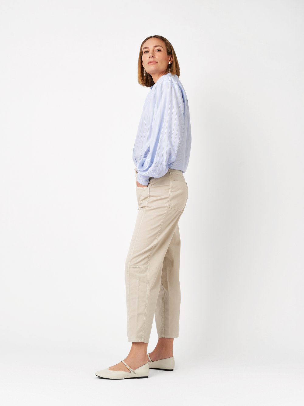 Damenhose Liv Barrel in stone, barrel-Fit Hose mit doppelter Seitennaht, Outfitansicht am Model