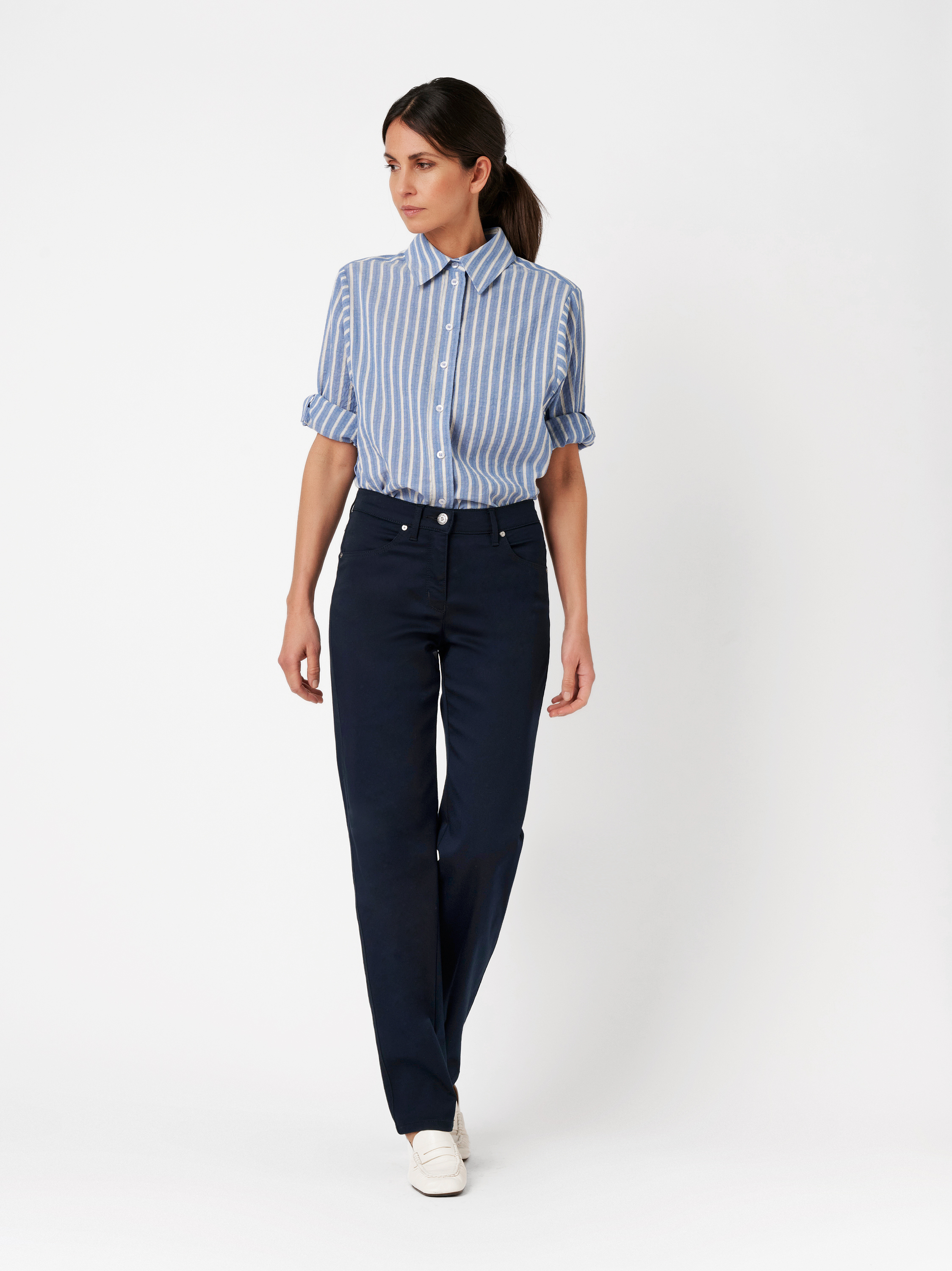 Damenhose Honey in dark blue, farbechte Hose, Outfitansicht am Model