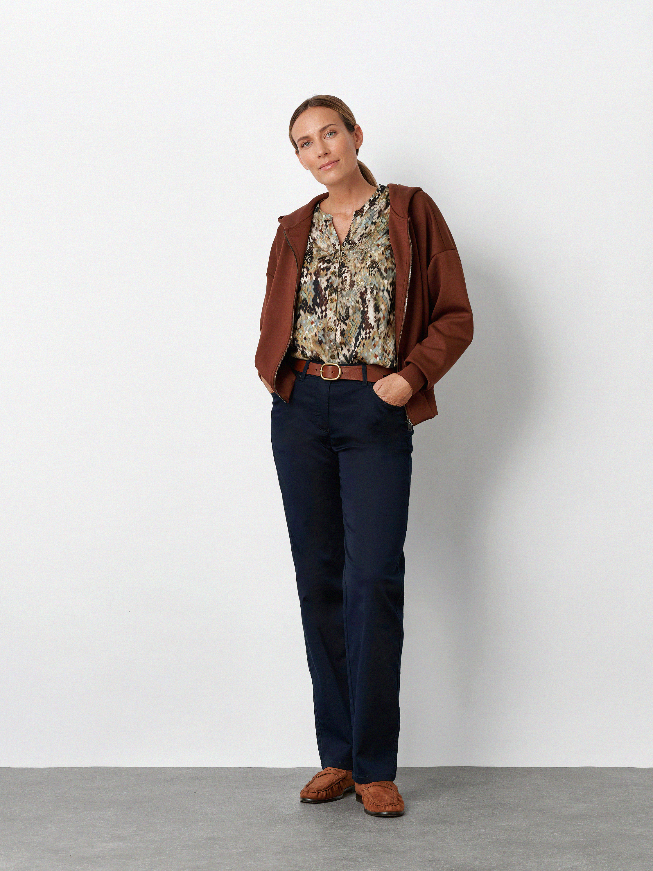 Womens trousers Honey in dark blue, colourfast trousers, outfit view worn by model